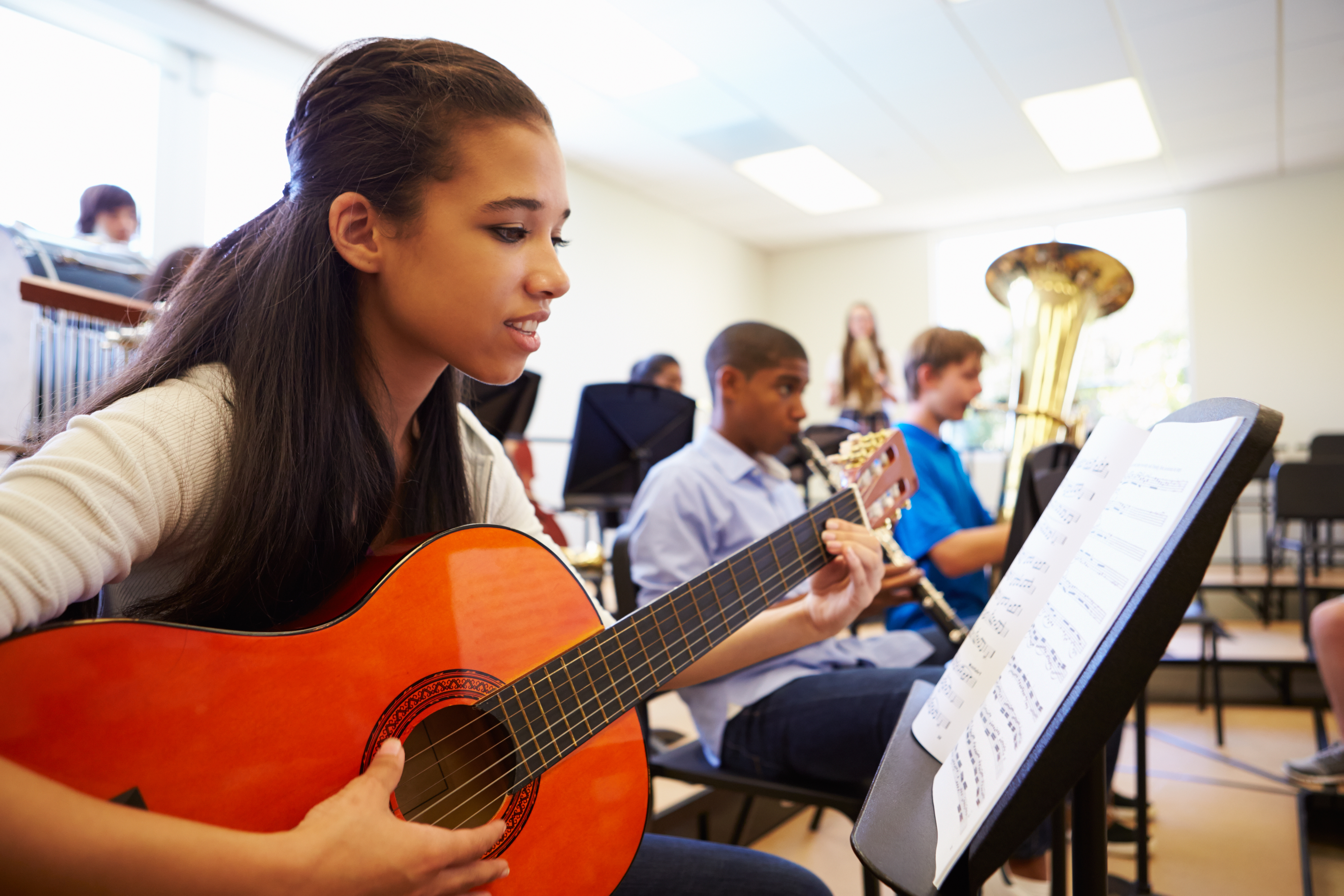 Урок 16 музыка. Студенты музыканты. Музыкальная школа. Подростки в музыкальной школе. Занятие в музыкальной школе.